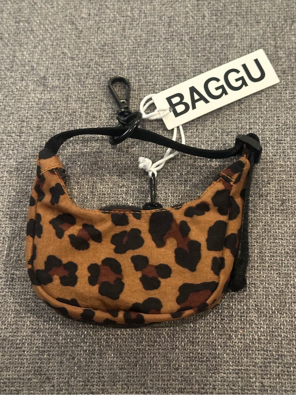 New! BAGGU crescent bag charm in leopard NWT - Picture 3 of 16